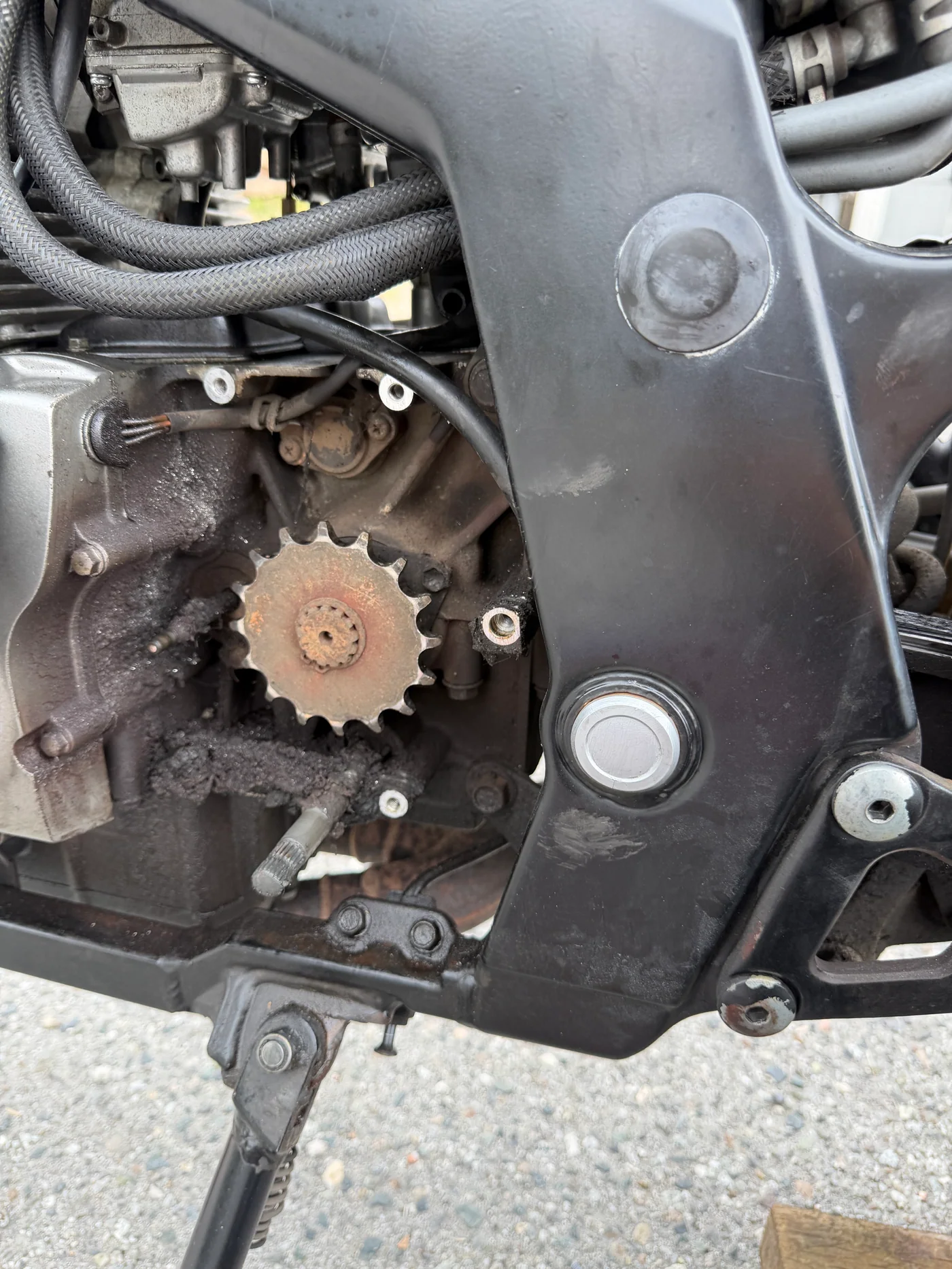 Suzuki GS500 front sprocket area exposed after a broken drive chain